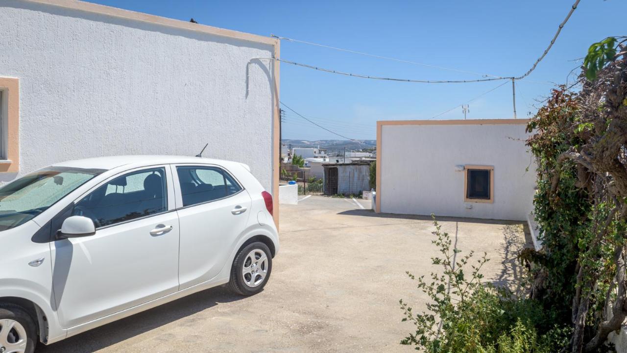 Limestone In Milos Triovasálos Exterior photo